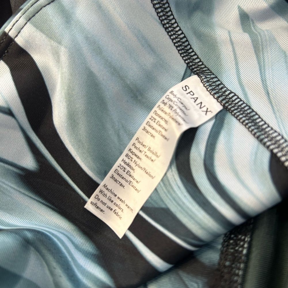 SPANX Black and White Leggings with Dynamic Pattern - Picture 6 of 8